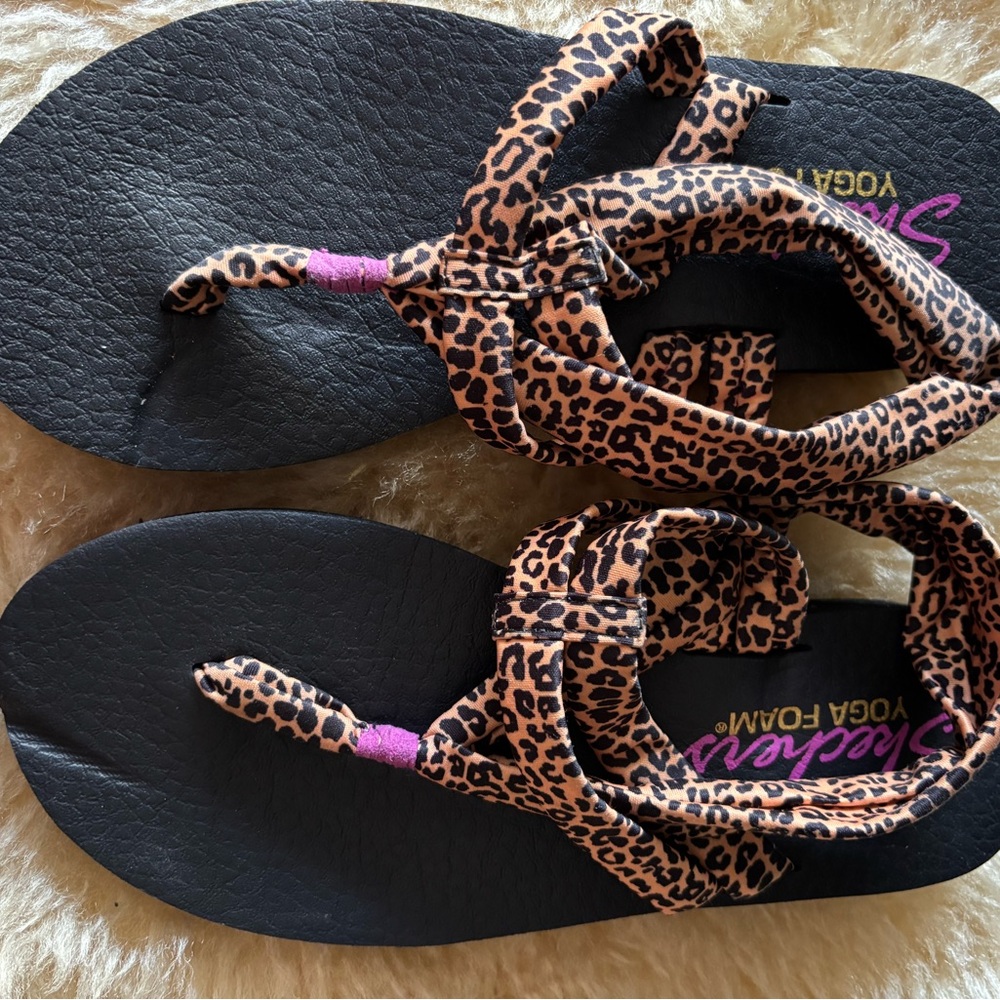 Skechers Yoga Leopard Print Flip Flops - Black & Tan